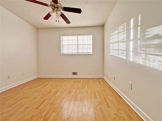 Building Photo - 2946 N Dekalb Dr