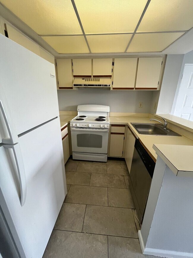 Building Photo - ONE BEDROOM ONE BATHROOM! WATERFRONT COMMU...