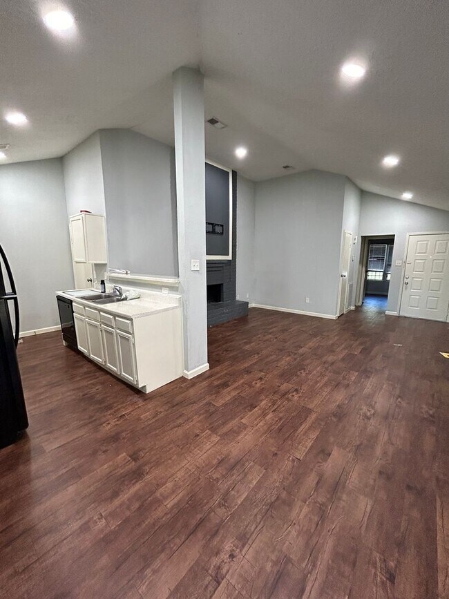 Building Photo - Charming 2 beds/2 baths duplex with privat...