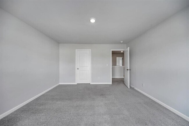 Building Photo - 167 Fernbrook Trl