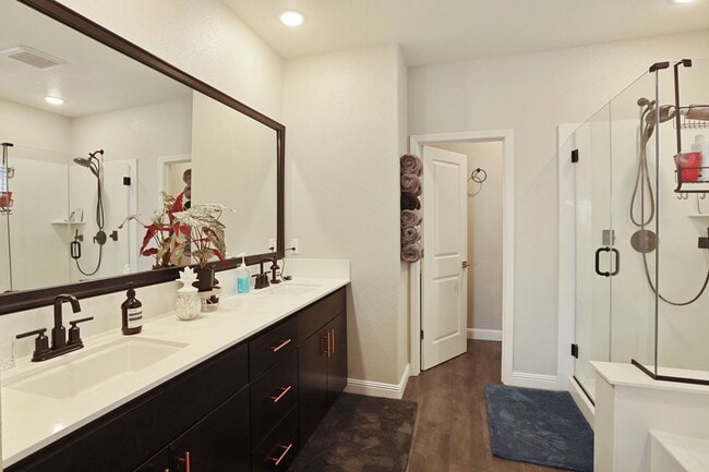 Building Photo - Spacious 5 Bedroom Home in Lodi with 1st f...
