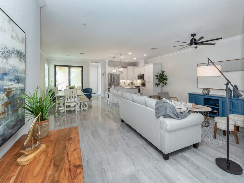 Building Photo - 906 E Venice Ave