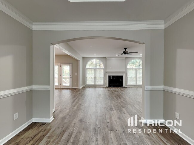 Building Photo - 716 Parkside Dr