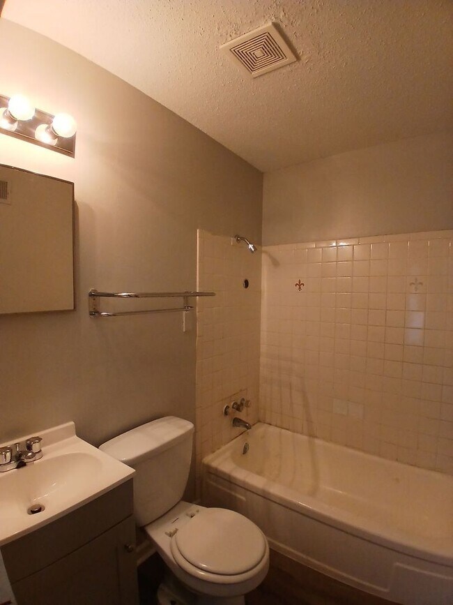 Building Photo - Discover this move-in ready 3-bedroom, 1.5...