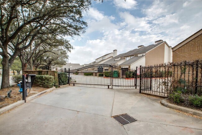 Building Photo - 2277 S Kirkwood Rd