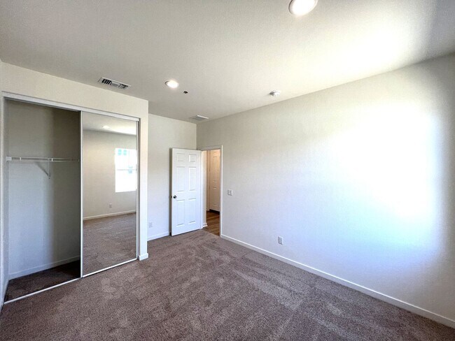 Building Photo - Beautiful Single Story 3 Bedrooms, 2 Bathr...