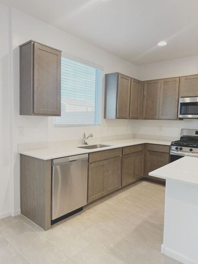 Building Photo - NEW 5 BEDROOM 3 BATHROOM HOME AVILABLE FOR RENT!