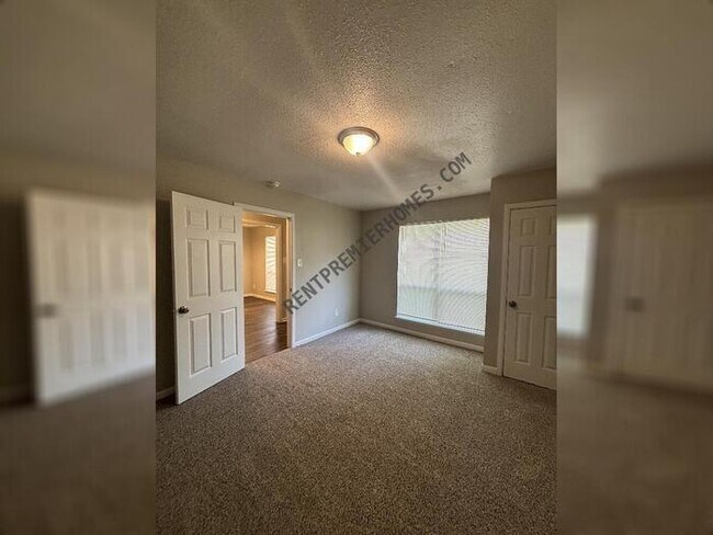 Building Photo - 2221 Dorchester Dr