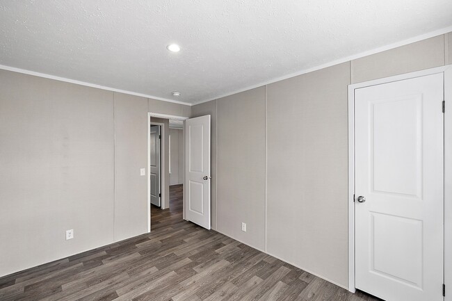 Building Photo - 687 Elmdale Ln