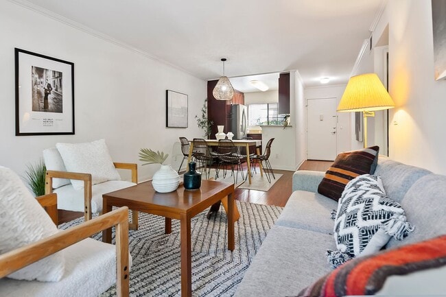 Building Photo - Great Woodland Hills Location!