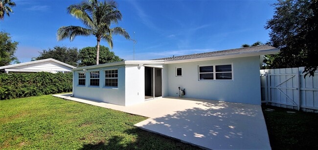Building Photo - 571 Riverside Dr