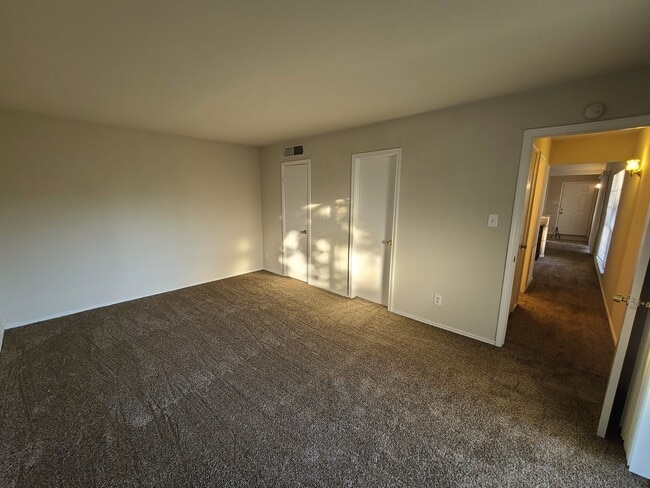 Building Photo - 2423/2425 Limestone Dr.