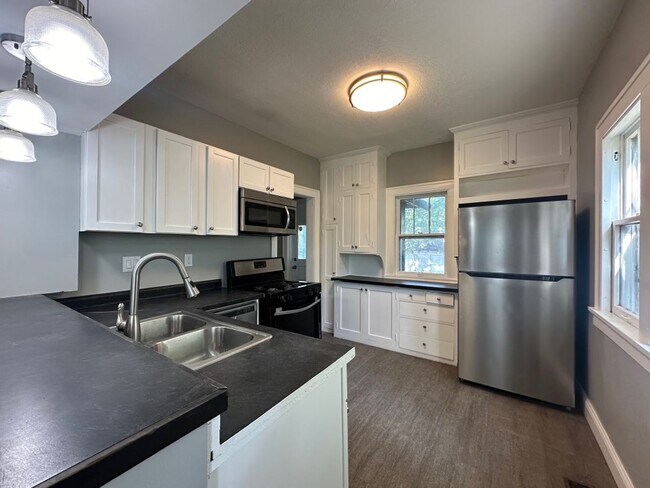 Building Photo - Exquisite 4 Bedroom 2 Bathroom Home in Min...