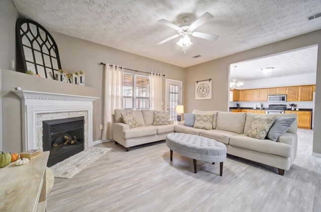 Building Photo - 3 Bedroom with a Fabulous Florida Room in ...