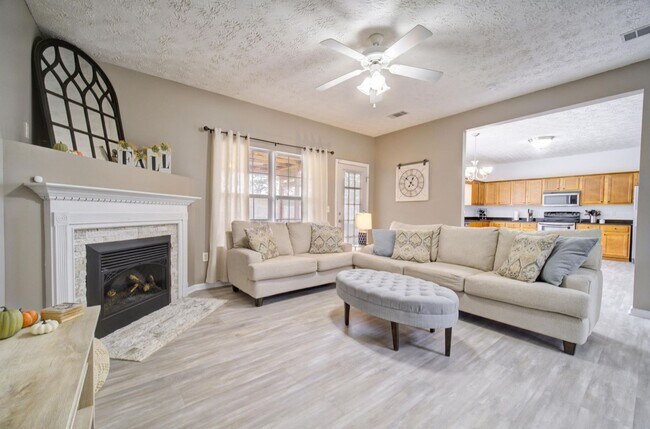 Building Photo - 3 Bedroom with a Fabulous Florida Room in Crestview!