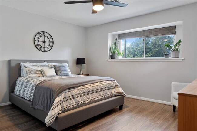 Building Photo - 9655 Meadowland Dr