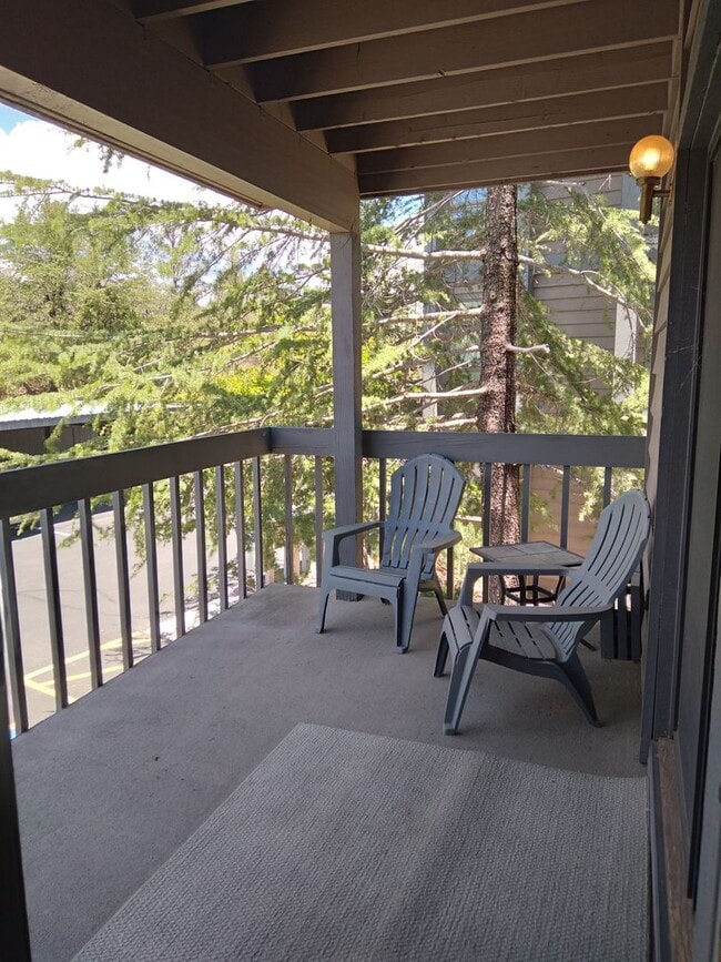 Building Photo - 3 bed / 2 bath Condo Available