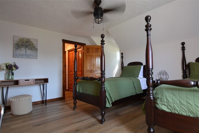 Building Photo - 2611 Primrose Dr