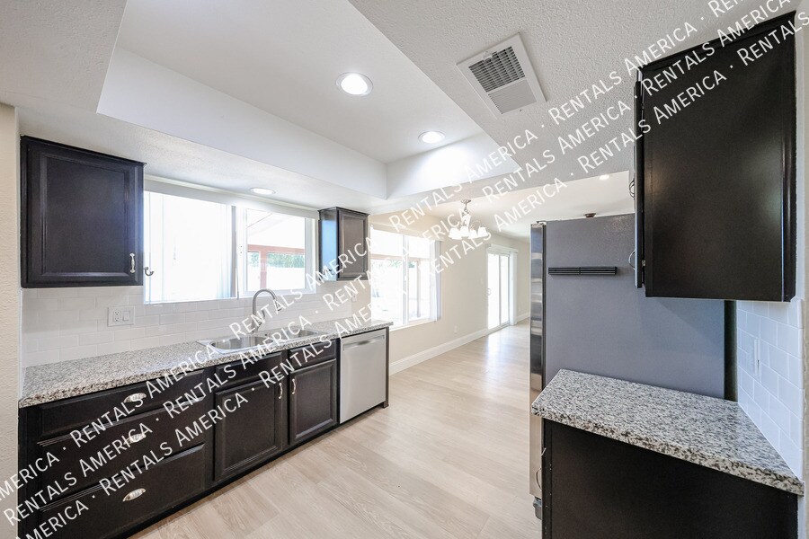 Building Photo - 11621 N 30th St