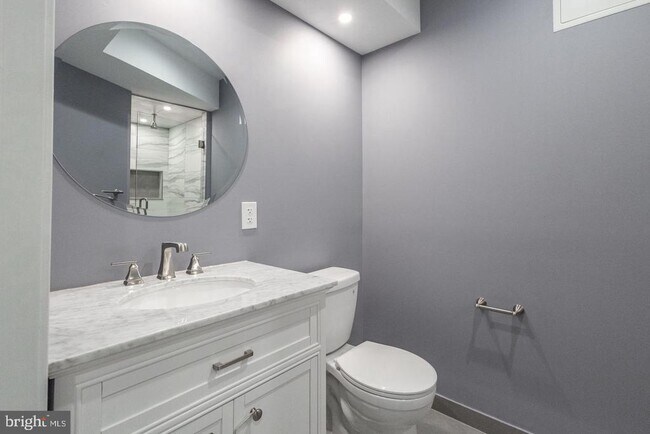 Building Photo - 3030 W Girard Ave