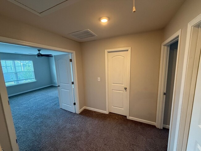 Building Photo - Beautiful Townhome in the steel creek area!