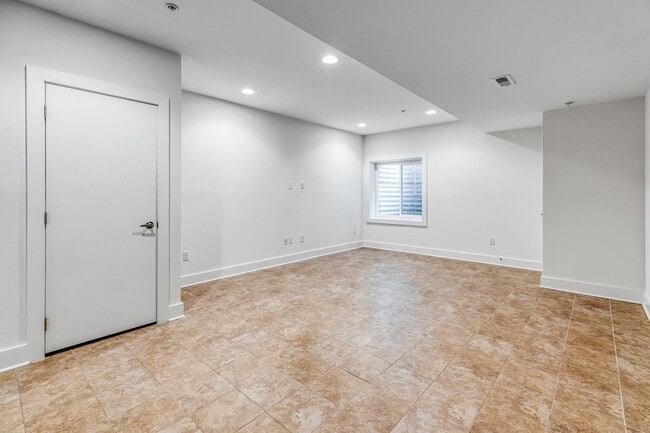 Building Photo - Old City Townhome