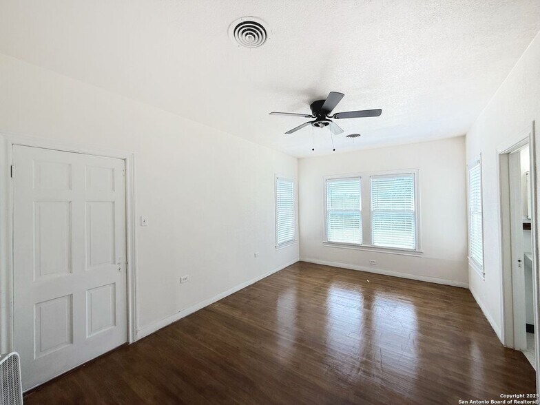 Building Photo - 1214 Sutton Dr