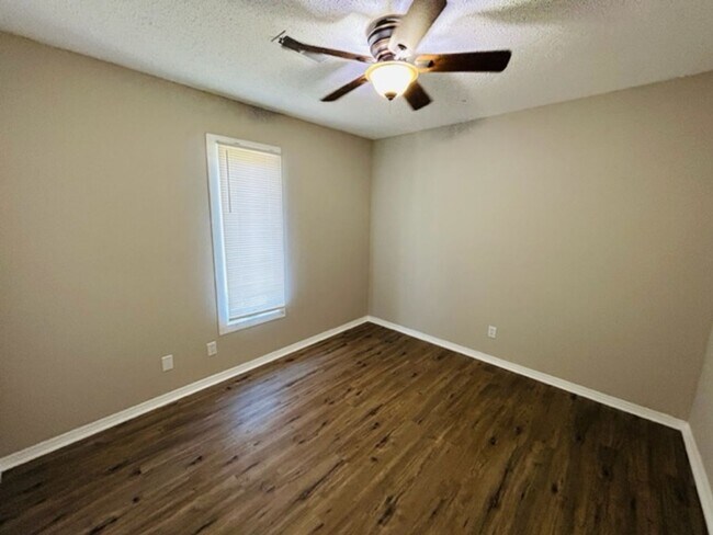 Building Photo - 2902 6th St.