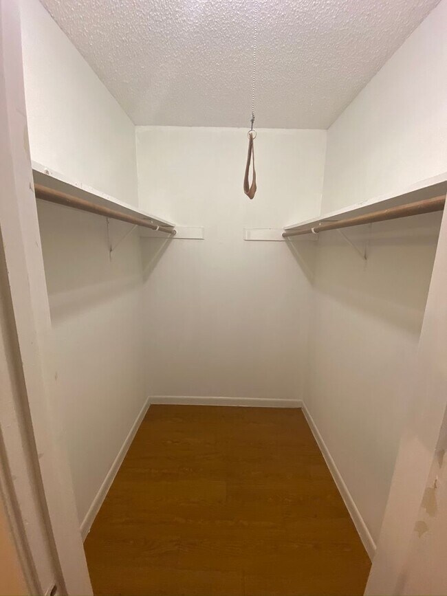 Building Photo - 3402 S Oak Dr