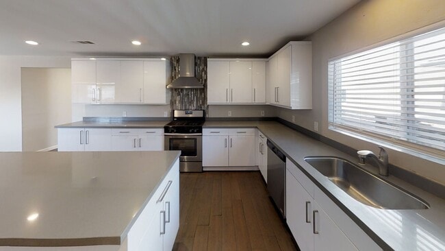 Building Photo - Huge Bedrooms, lots of Parking, closest to campus!