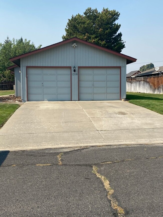 Building Photo - r1316