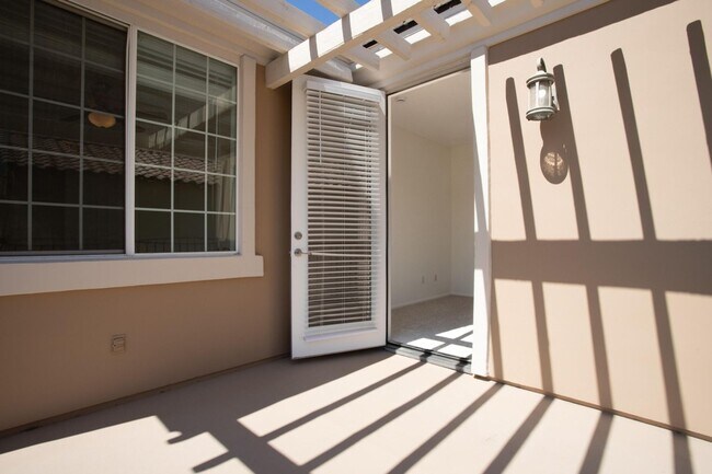 Building Photo - AVAILABLE NOW! GORGEOUS 3 BED / 2.5 BATH in Campanile in Cathedral City!