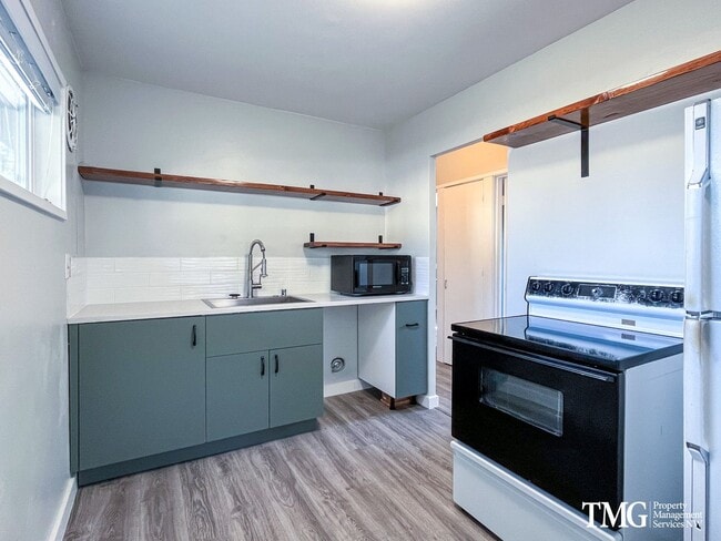 Building Photo - Remodeled Rambler for Rent! New Floors, New Bathroom, Fully Fenced Yard, Pets Welcome!