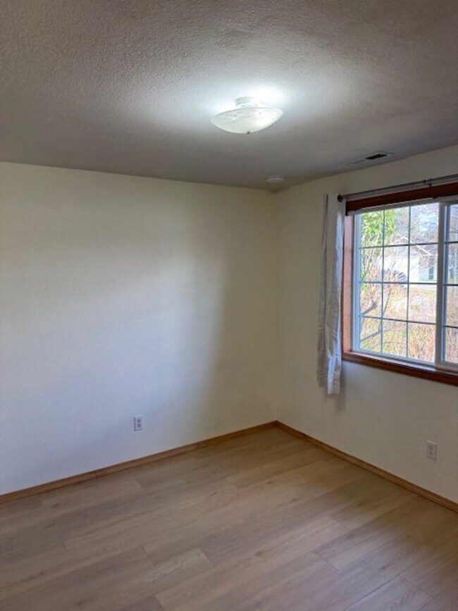 Building Photo - 3-BEDROOM HOME LOCATED ON QUIET CUL-DE-SAC- GARAGE CONVERTED TO ANOTHER ROOM OR STORAGE USE