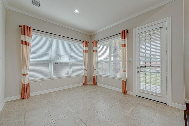 Building Photo - 25719 Oakwood Knoll Dr