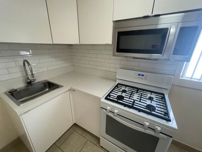 Building Photo - **MOVE IN SPECIAL $500 OFF 1st month** Cha...