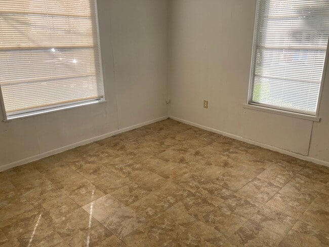 Building Photo - 3 bedroom 1 bath