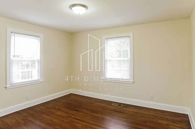 Building Photo - Charming 3 Bed Home with Spacious Layout i...