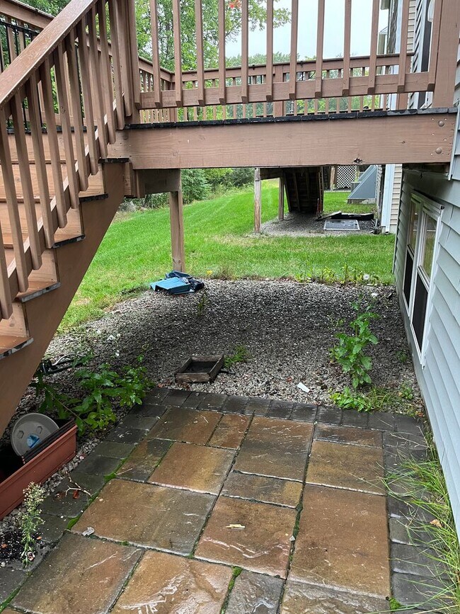 Building Photo - Large Executive 5 Br 3.5 Bath Home in Weym...