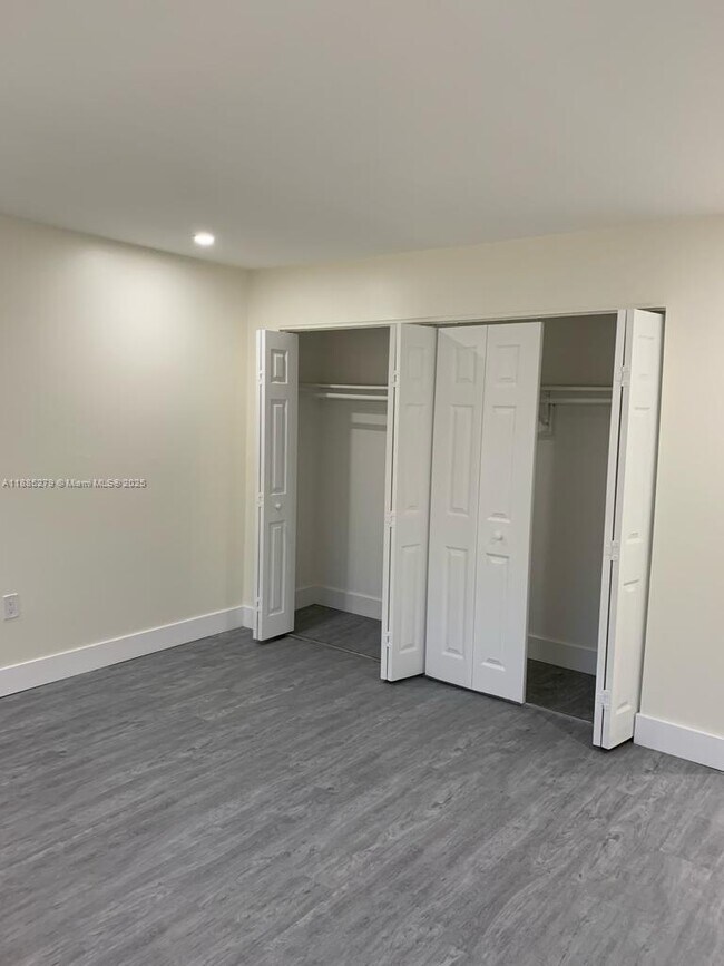 Building Photo - 1555 W 44th Pl