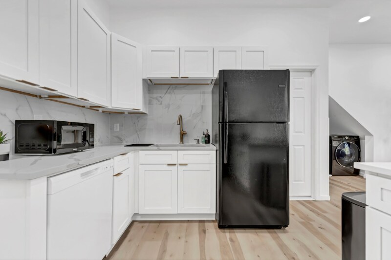 Building Photo - 574 Niagara St