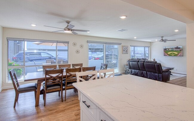 Building Photo - 5008 Seashore Dr