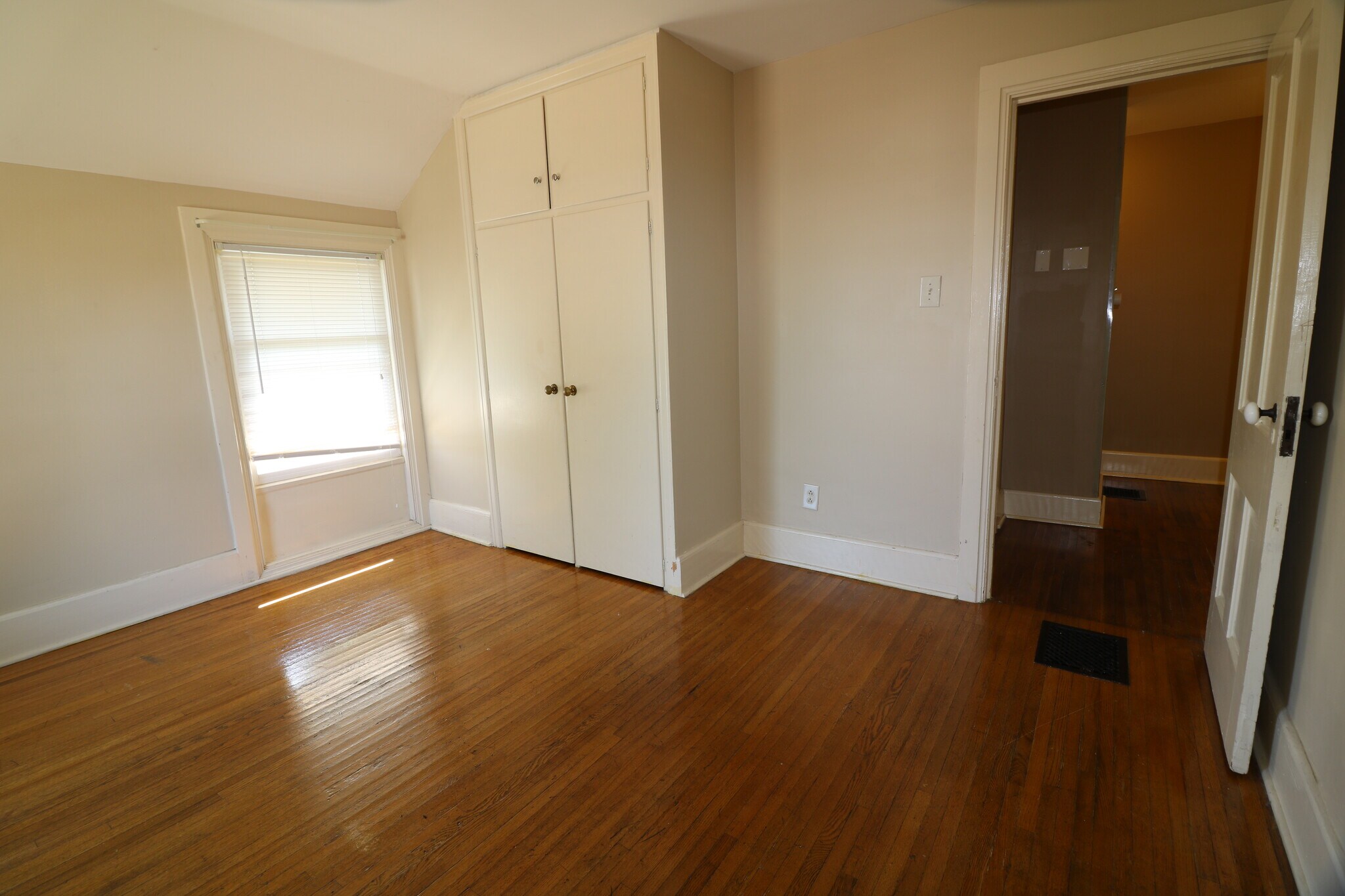 Building Photo - 1319 E 12th St