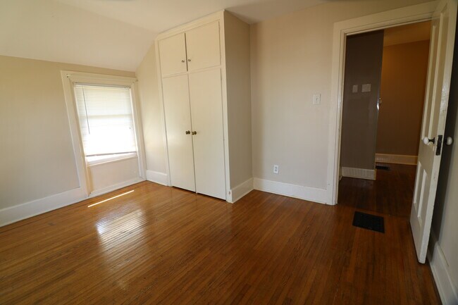 Building Photo - 1319 E 12th St