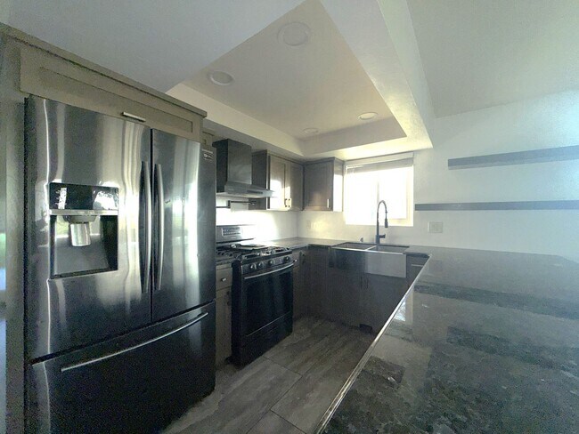 Building Photo - 4-bedroom, 2-bathroom home located in the vibrant city of Visalia, CA.