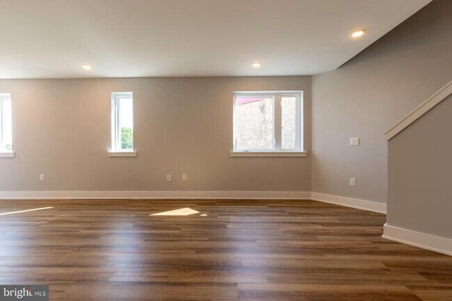 Building Photo - 3965 Lancaster Ave