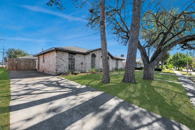 Building Photo - 8011 La Roche Ln