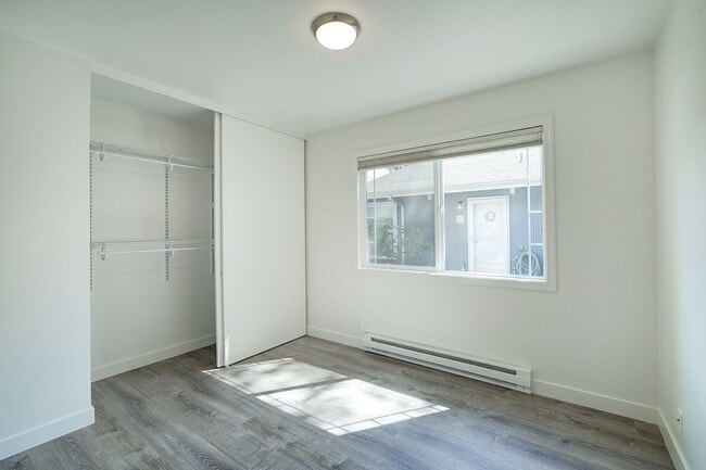 Building Photo - 2Bd/1Ba Issaquah Duplex