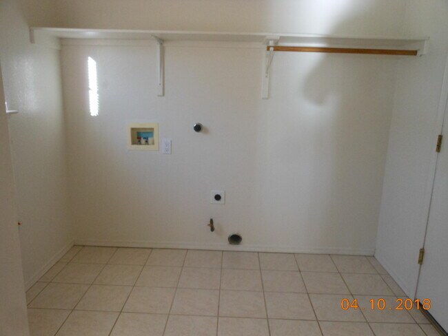 Building Photo - 14 Lola Ct