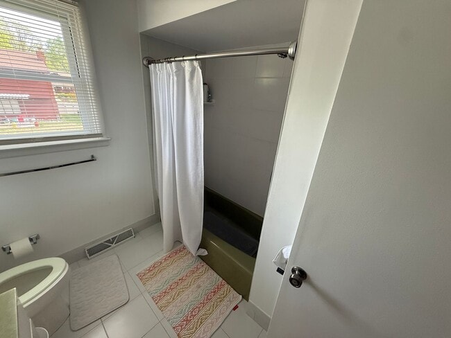 Building Photo - Large House in Cherry Hill East for Rent